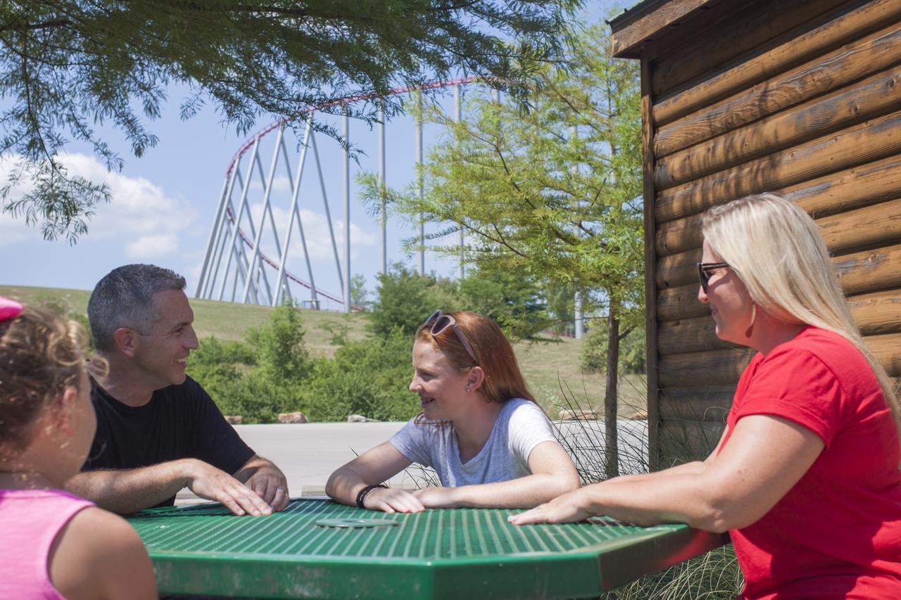 Worlds Of Fun Village Канзас Сити Екстериор снимка